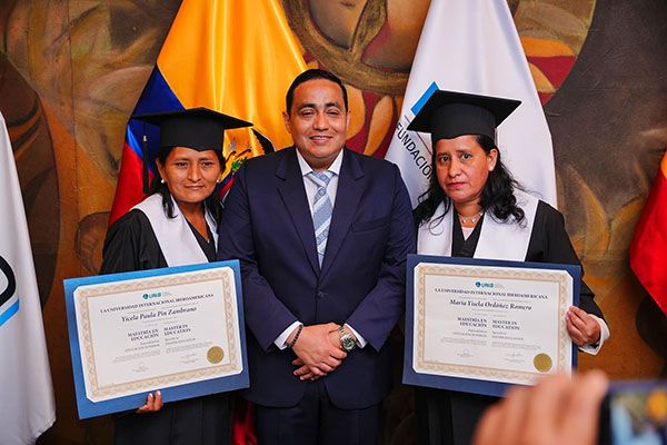 Awarding of degrees to UNIB scholarship recipients in Ecuador.